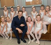 Nerijus Ju&scaron;ka su mokinėmis