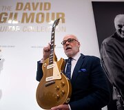 Davido Gilmouro gitarų kolekcijos aukciono akimirka 