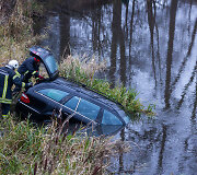 Į tvenkinį įlėkė automobilis
