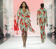 &bdquo;Badgley Mischka&ldquo; 2020 m. pavasario ir vasaros kolekcijos modelis