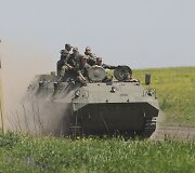 Karinis transportas ir kariai be skiriamųjų ženklų netoli Ukraino sienos