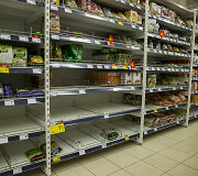 Apytu&scaron;tės parduotuvių lentynos &scaron;e&scaron;tadienio rytą