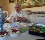 Virginija Laučaitienė &Scaron;v.Velykoms margučius i&scaron;dabino cukrinėmis gėlėmis.