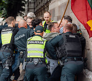 Vilniuje nuimama be leidimo pakabinta atminimo lenta Kaziui &Scaron;kirpai