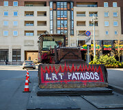 Užra&scaron;as ant buldozerio prie Seimo