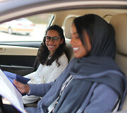 Saudo Arabijoje moterys gavusios teises vairuoti automobilį skuba to i&scaron;mokti