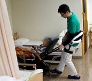 Senstančioje Japonijoje senelių priežiūrai pasitelkiami robotai