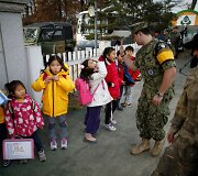 Vaikai veržiasi į Korėjos demilitarizuotoje zonoje veikiančią mokyklą mokytis anglų kalbos