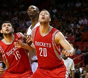 Donatas Motiejūnas, Kostas Papanikolaou ir &bdquo;Heat&ldquo; žvaigždė Chistas Boshas