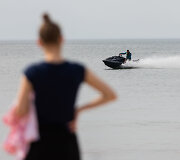 Palangos poilsiautojai mėgaujasi &scaron;iltu sekmadieniu