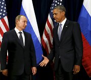 Barackas Obama i&scaron;tiesia ranką Vladimirui Putinui