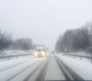 Sniegas užklojo žemę.