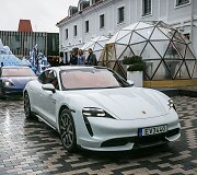 Vilniuje pristatyti elektromobilis &bdquo;Porsche Taycan&ldquo;