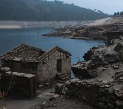 Po sausros Ispanijoje i&scaron;niro užtvankos užlieto kaimo griuvėsiai