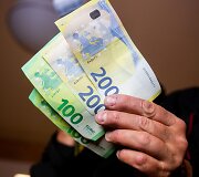 Pristatyti naujosios serijos &bdquo;Europa&ldquo; 100 ir 200 eurų banknotai