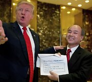 Donaldas Trumpas susitinka su Masayoshiu Sonu