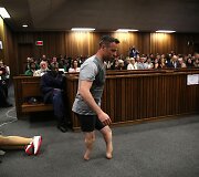 Oscaras Pistorius pasirodo prie&scaron; teismą be savo kojų protezų