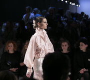 Juozo Statkevičiaus 2020 m. pavasario ir vasaros &bdquo;haute couture&ldquo; kolekcijos modelis