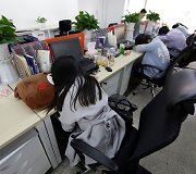 Kinijos technologijų kompanijų darbuotojai miega, valgo ir kartais gyvena darbe