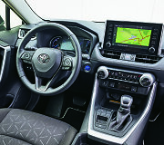 Toyota RAV4. &Scaron;is ekranas su įprastais mygtukais yra modelio iki atnaujinimo.