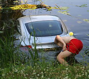 Automobilis vandenyje