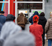 Eilės prie bankomatų