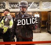 Prezidento Trumpo inauguracijos i&scaron;vakarėse Niujorke į gatves i&scaron;ėjo &scaron;imtai protestuotojų