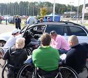 mobilių klubas surengė dar vieną akciją, skirtą neįgaliesiems vairuotojams. Vilniuje pristatytas automobilis, skirtas neįgaliųjų žmonių vairavimo įgūdžiams lavinti