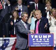 Nigelas Farage'as dalyvavo respublikonų kandidato į JAV prezidentus Donaldo Trumpo kampanijos renginyje Misisipės valstijoje