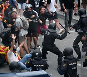 Ispanijos policija susirėmė su separatistų demonstrantais prie Barselonos oro uosto