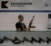 Maskvos oro uoste atidaryta Kala&scaron;nikovo ginklų ir suvenyrų parduotuvė