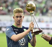 Prie&scaron; mačą Kevinas de Bruyne atsiėmė geriausio Bundeslygos žaidėjo prizą