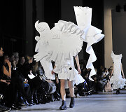 &bdquo;Viktor & Rolf&ldquo; 2016 m. pavasario-vasaros auk&scaron;tosios mados kolekcija