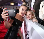 Julianne Hough su gerbėja
