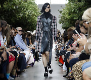 &bdquo;Michael Kors&ldquo; 2020 m. pavasario ir vasaros kolekcijos modelis