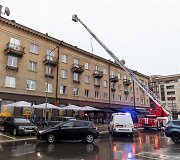Į namą esantį &scaron;alia Seimo skubėjo ugnegesiai gelbėtojai