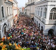 Vilniaus kra&scaron;to moksleiviai meldžiasi prie Au&scaron;ros vartų