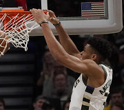 &bdquo;Milwaukee Bucks&ldquo; krep&scaron;ininkai antrą kartą palaužė &bdquo;Raptors&ldquo;.