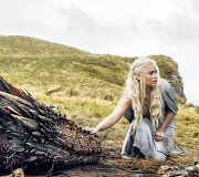 Emilia Clarke seriale &bdquo;Sostų karai&ldquo;