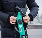 Šalmo uždėjimas ant &bdquo;Bolt&ldquo; paspirtuko. &bdquo;Bolt&ldquo; nuotrauka