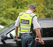 Vairuotojas duoda ky&scaron;į pareigūnui/ Asociatyvi nuotrauka