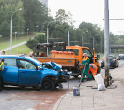 Laisvės prospekte automobilis rėžėsi į ap&scaron;vietimo stulpą