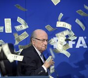 FIFA prezidentas Seppas Blatteris posėdžio metu komikui į jį metus &scaron;ūsnį pinigų