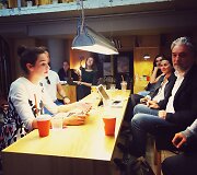 Projekto &bdquo;Vaidilos klasika&ldquo;&nbsp;dalyvis Petras Geniu&scaron;as kartu su savo sūnumi Luku Geniu&scaron;u atvirai diskusijai ir pokalbiui persikėlė į Vilniaus g. esančią kavinę.
