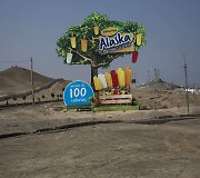 Ry&scaron;kus kontrastas tarp reklamų ir nykaus Peru peizažo