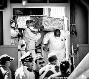 Augusta uoste (Sicilija) i&scaron; laivo i&scaron;laipinami Viduržemio jūroje i&scaron;gelbėti migrantai