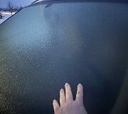 Ledo pluta lijundros padengtas automobilio stiklas