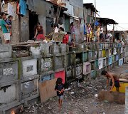 Ant mirusiųjų kapų gyvenantys filipiniečiai