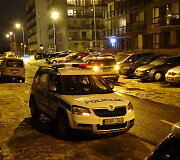 Policijos automobiliai prie namo, kuriame rastas lavonas