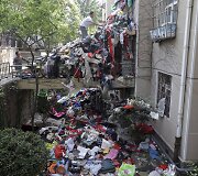 Kinijoje sūnus su darbininkais nusprendė i&scaron;valyti savo pagyvenusios motinos butą